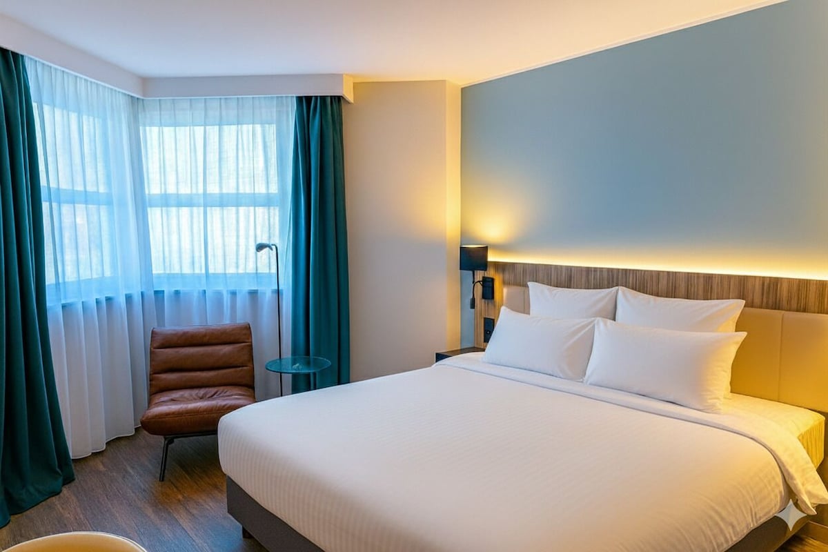 Peralatan tempat tidur premium, peti besi dalam bilik, meja 