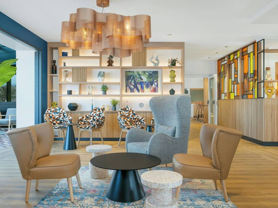 Lobby lounge