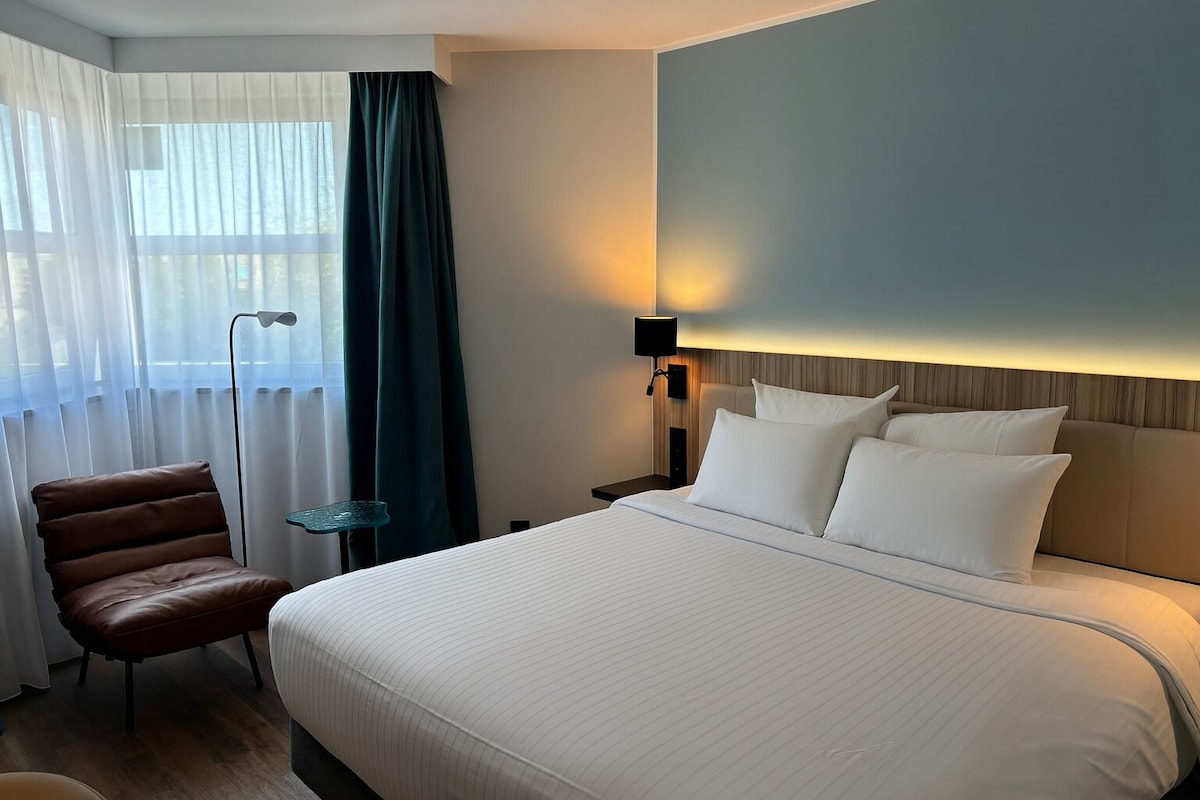 Standard Room, 1 Katil Kelamin (Double) | Peralatan tempat tidur premium, peti besi dalam bilik, meja 