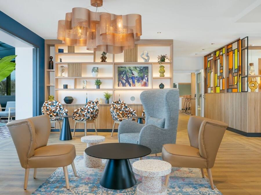 Lobby lounge