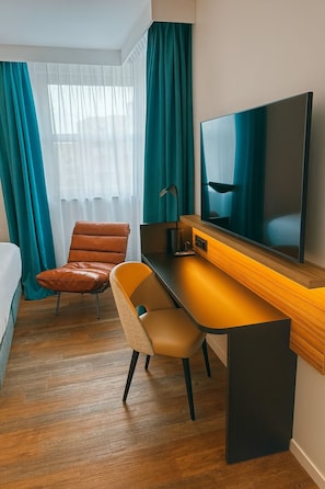 Standard Room, 1 Double Bed | Premium bedding, in-room safe, individually furnished, desk - Hotel Campanile Reims Centre - Cathedrale (Reims)