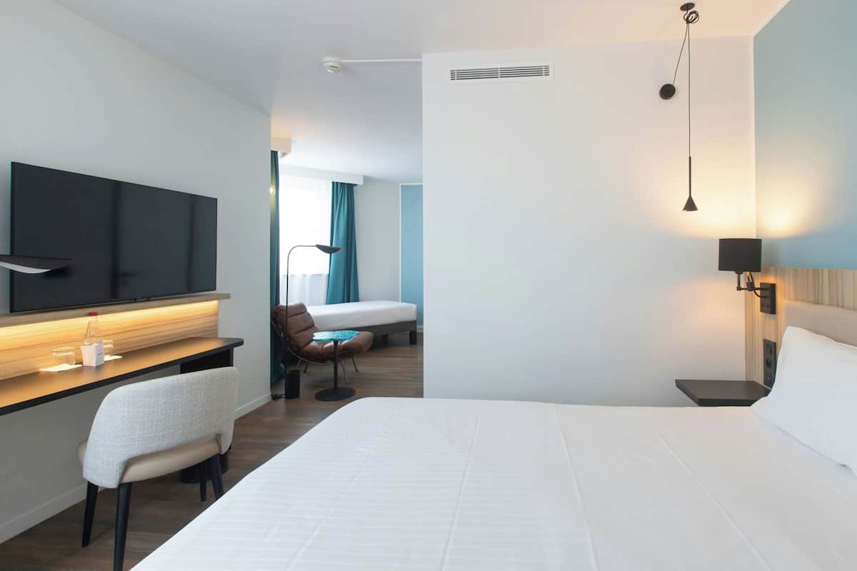 Suite junior, 1 cama King size y sofá cama | Ropa de cama de alta calidad y caja de seguridad en la habitación