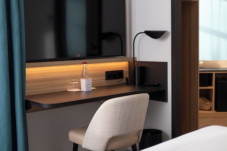 Ropa de cama de alta calidad y caja de seguridad en la habitación . Four Points by Sheraton Reims Cathédrale