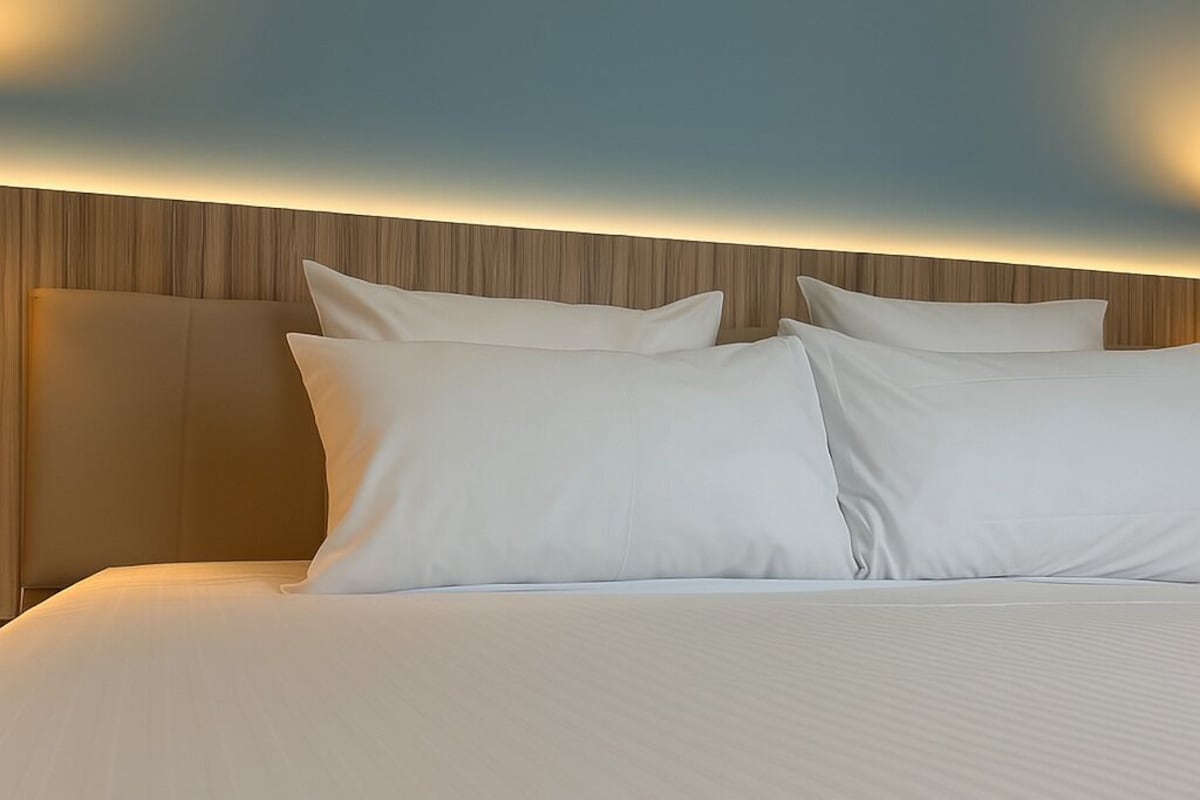 Peralatan tempat tidur premium, peti besi dalam bilik, meja 