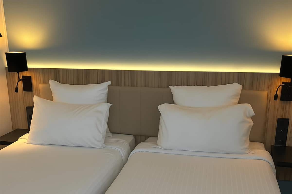 Standard Room, 2 Single Beds | Premium bedding, in-room safe, individually furnished, desk