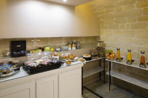 Tägliches Frühstücksbuffet (16 EUR pro Person)