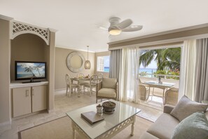 Suite Deluxe, 2 chambres, balcon, vue partielle sur l'océan | Aire de séjour | Téléviseur à écran plat, station d’accueil pour iPod, table de baby-foot