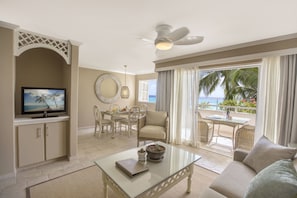 Deluxe-Suite, 2 Schlafzimmer, Balkon, eingeschränkter Meerblick | Wohnbereich | Flachbildfernseher, iPod-Dockingstation, Tischfußball, Tischtennisplatte