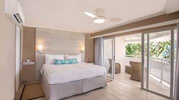 Suite Deluxe, 2 habitaciones, balcón, vistas parciales al mar | Caja fuerte, escritorio, cortinas opacas y tabla de planchar con plancha