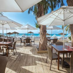 Aperto a colazione e pranzo, cucina caraibica, con vista sulla spiaggia