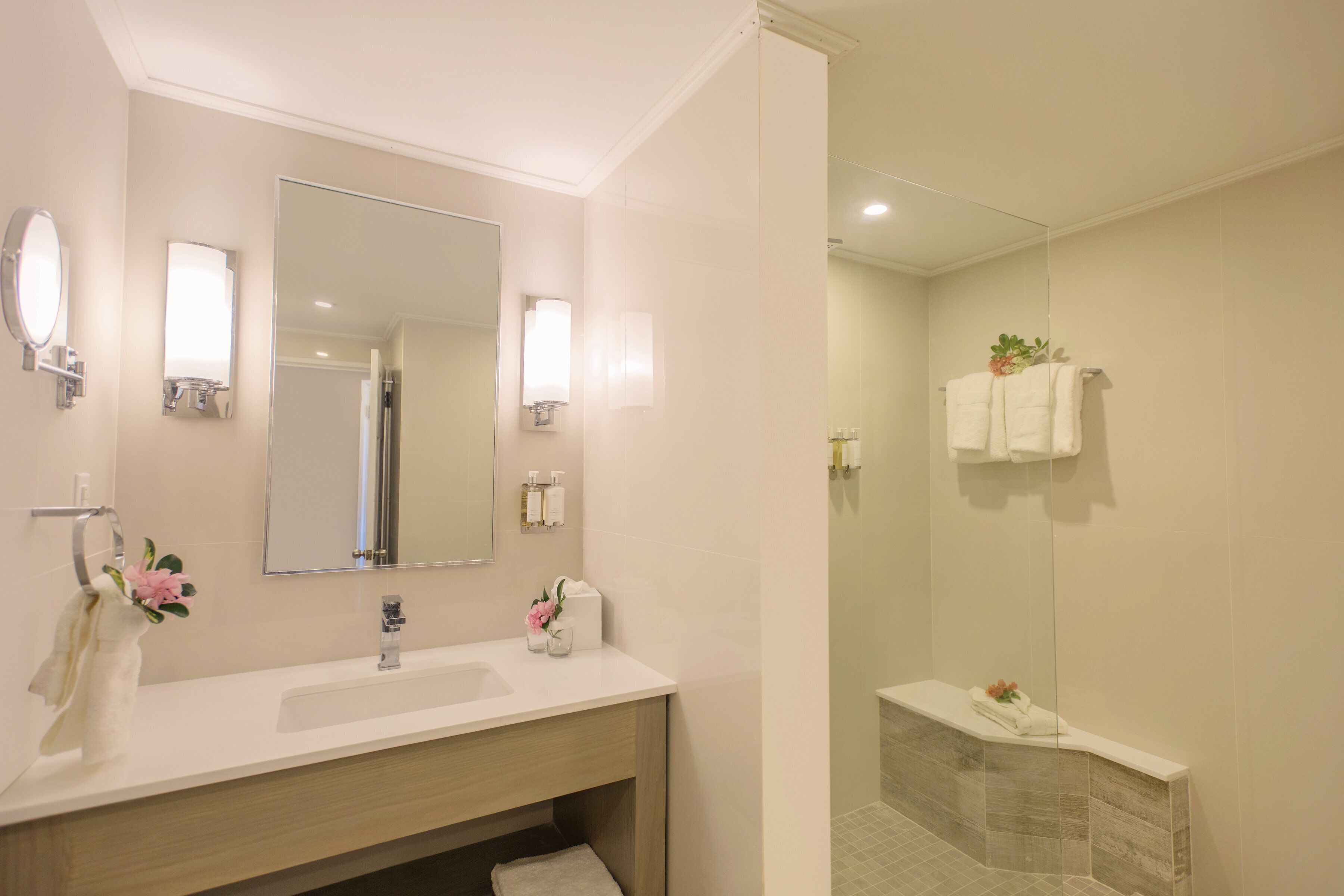 deluxe studio, kitchenette | bathroom | shower, free toiletries, hair dryer, bathrobes