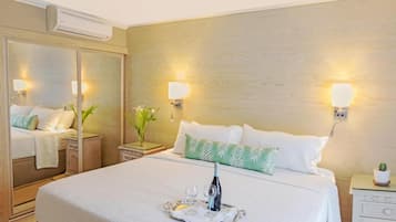 Pengeskab på værelset, skrivebord, mørklægningsgardiner