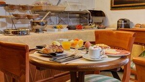 Un buffet de petit-déjeuner proposant une variété d’aliments et un coin café.