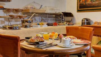 Se ofrece un desayuno bufé todos los días (por un coste adicional)