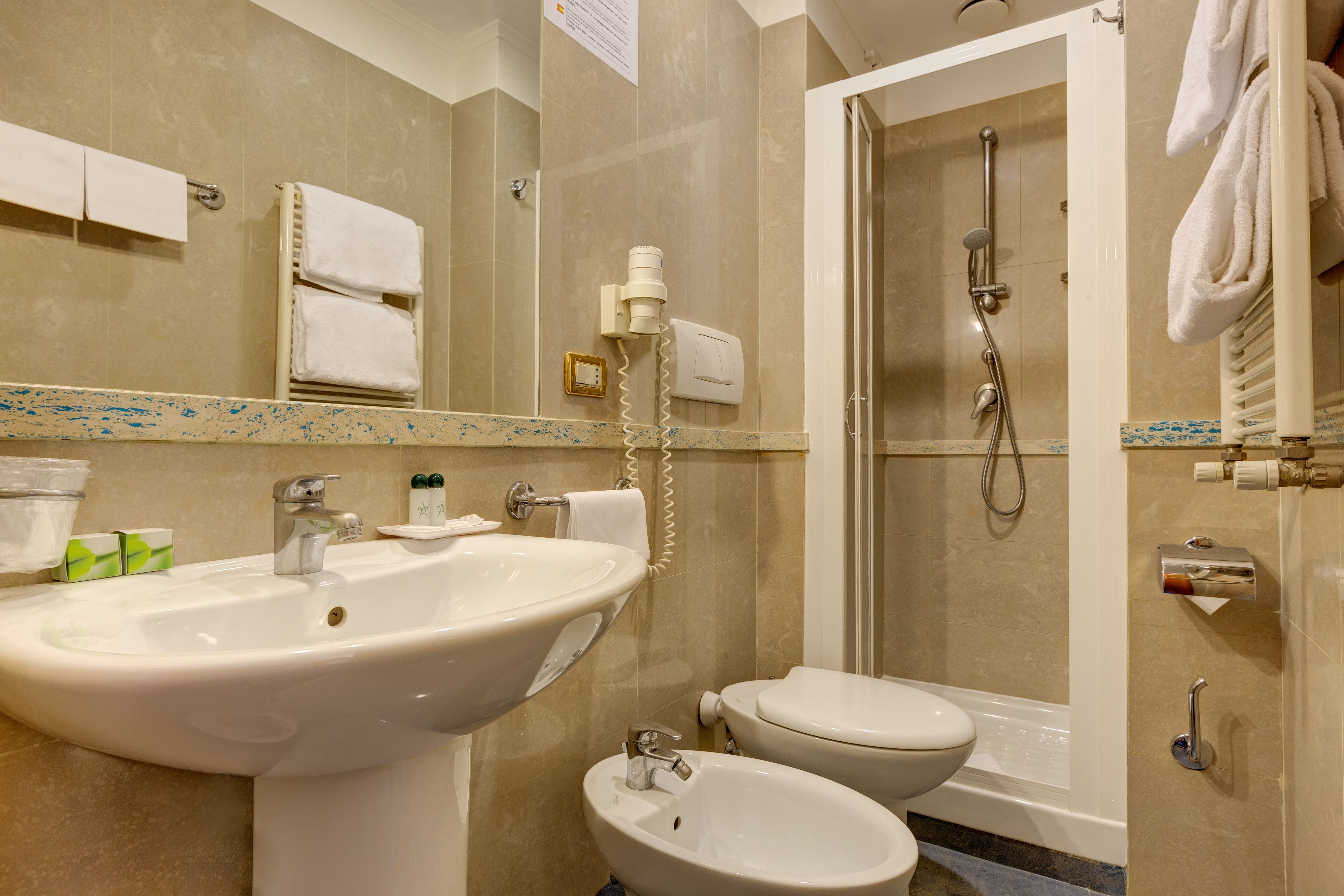 economy double room | bathroom | free toiletries, hair dryer, bidet, towels