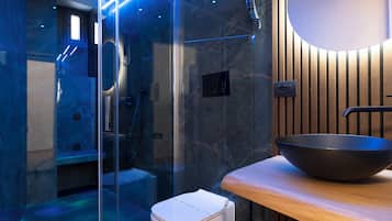 Grand Suite, City View, Annex Building | Bathroom | Free toiletries, hair dryer, bidet, towels