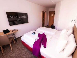Habitación doble Confort, 1 cama matrimonial | Ropa de cama hipoalergénica, escritorio, insonorización y camas extra 