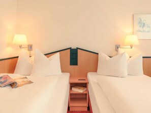 Standard Twin Room, 2 Twin Beds | Hypo-allergenic bedding, desk, soundproofing, rollaway beds - Mercure Hotel Düsseldorf - Ratingen (Ratingen)