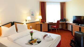 Privilege, Twin Room, 2 Single Beds | Hypo-allergenic bedding, desk, soundproofing, rollaway beds