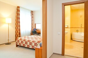 Suite junior, 1 habitación, bañera de hidromasaje | Caja fuerte, escritorio, tabla de planchar con plancha y wifi gratis