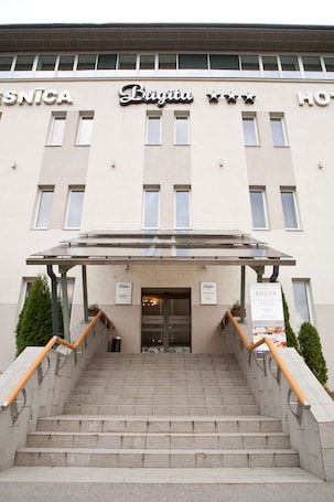 Property entrance. Kolonna Hotel Brigita