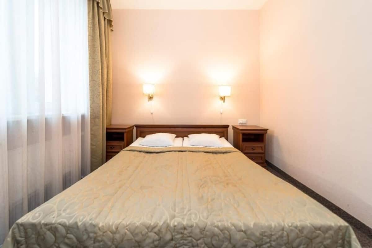 Suite familiar | Caja de seguridad en la habitación y escritorio