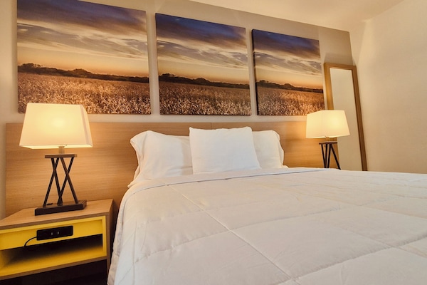 Standard Single Room, 1 Queen Bed, Non Smoking | Premium bedding, pillowtop beds, individually decorated