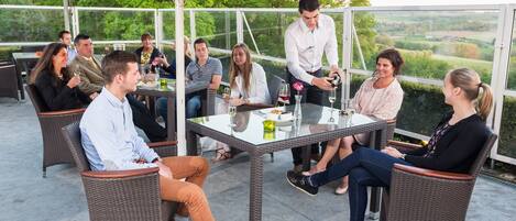 Der serveres morgenmad, frokost og franske retter med udsigt til haven