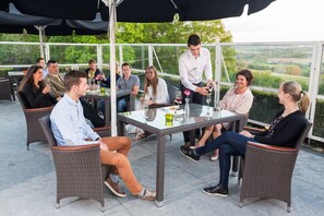 Petit déjeuner, déjeuner et dîner servis sur place, vue sur le jardin