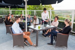 Se sirven desayunos, comidas y cocina francesa con vista al jardín