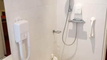 Een badkamer met douche, toilet en wastafel.