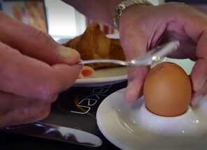 A person peeling an egg. - Best Western Hotel Slenaken (Heijenrath)