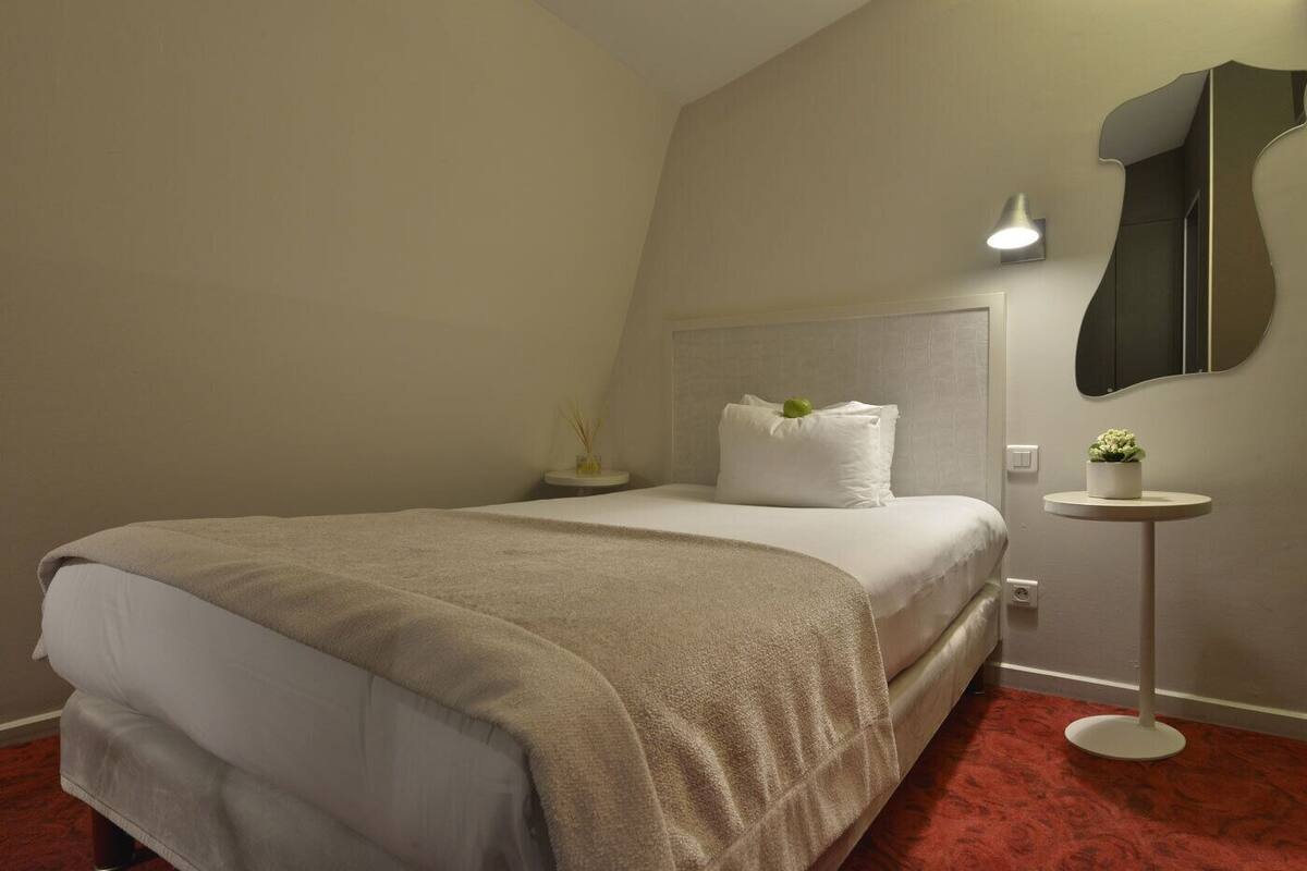 Premium bedding, in-room safe, soundproofing