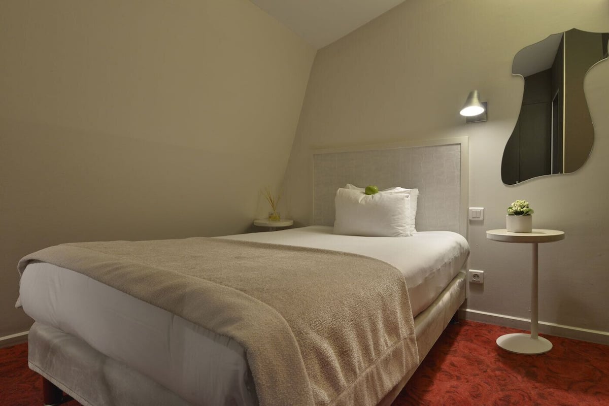 Premium bedding, in-room safe, soundproofing, iron/ironing board
