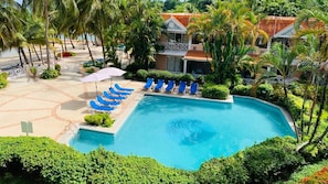 Piscine extérieure, parasols de plage, chaises longues