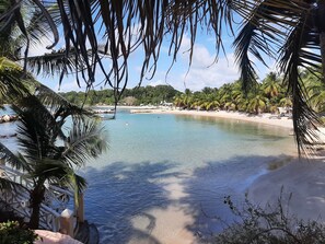 Plage privée, chaise longue, parasol, serviettes de plage