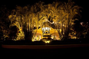 Façade de l’hébergement  – soirée/nuit