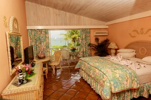 غرفة ديلوكس - بمنظر للمحيط | ميني بار وخزنة داخل الغرفة ومكواة/لوح كي وأسرّة أطفال/رضّع (مجانًا)