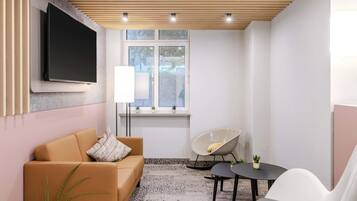 Schreibtisch, Verdunkelungsvorhänge, schallisolierte Zimmer