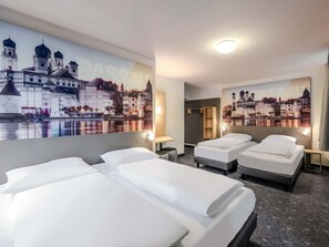 Desk, blackout drapes, soundproofing, free WiFi - B&B HOTEL Passau-Süd (Passau)