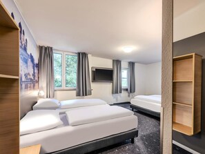 Schreibtisch, Verdunkelungsvorhänge, schallisolierte Zimmer