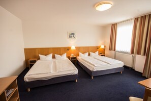 Fjölskylduherbergi - 2 meðalstór tvíbreið rúm | Skrifborð, myrkratjöld/-gardínur, hljóðeinangrun