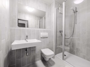 Shower, hair dryer, towels, soap - B&B HOTEL Passau-Süd (Passau)