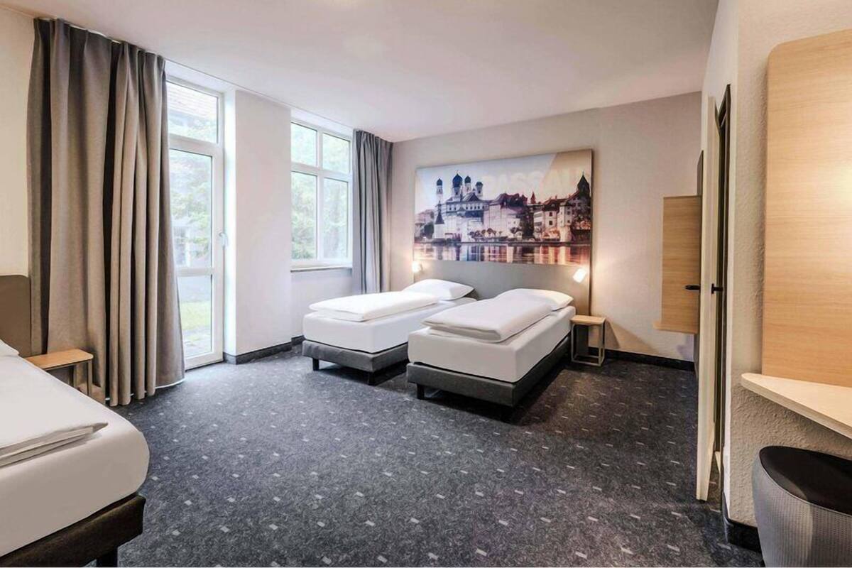 Triple Room | Desk, blackout curtains, soundproofing, free WiFi