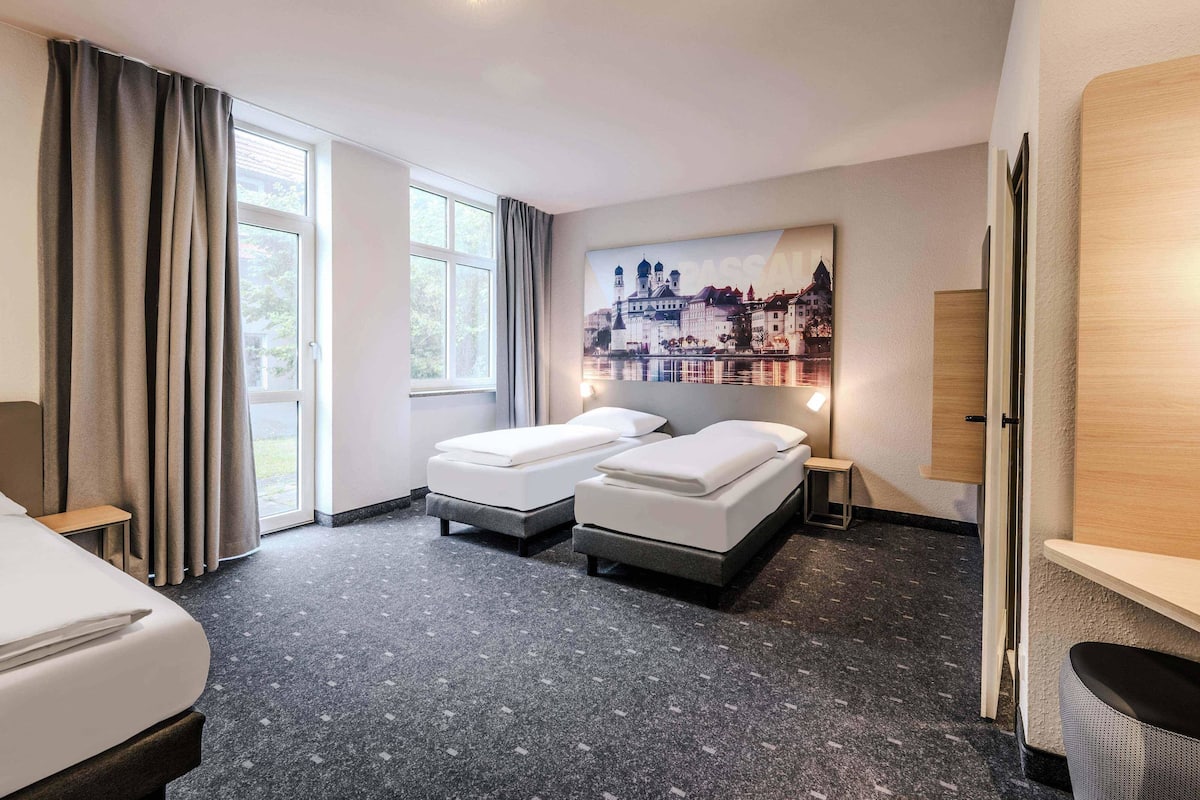 Desk, blackout drapes, soundproofing, free WiFi