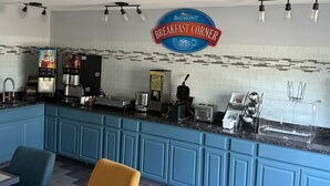 Una barra de desayuno con el letrero de Baymont, una cafetera, un tostador y un microondas.