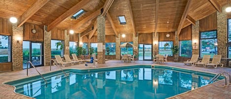 Indoor pool, sun loungers