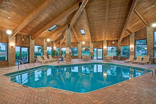 Indoor pool, sun loungers