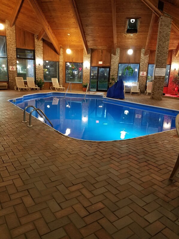 Indoor pool, sun loungers