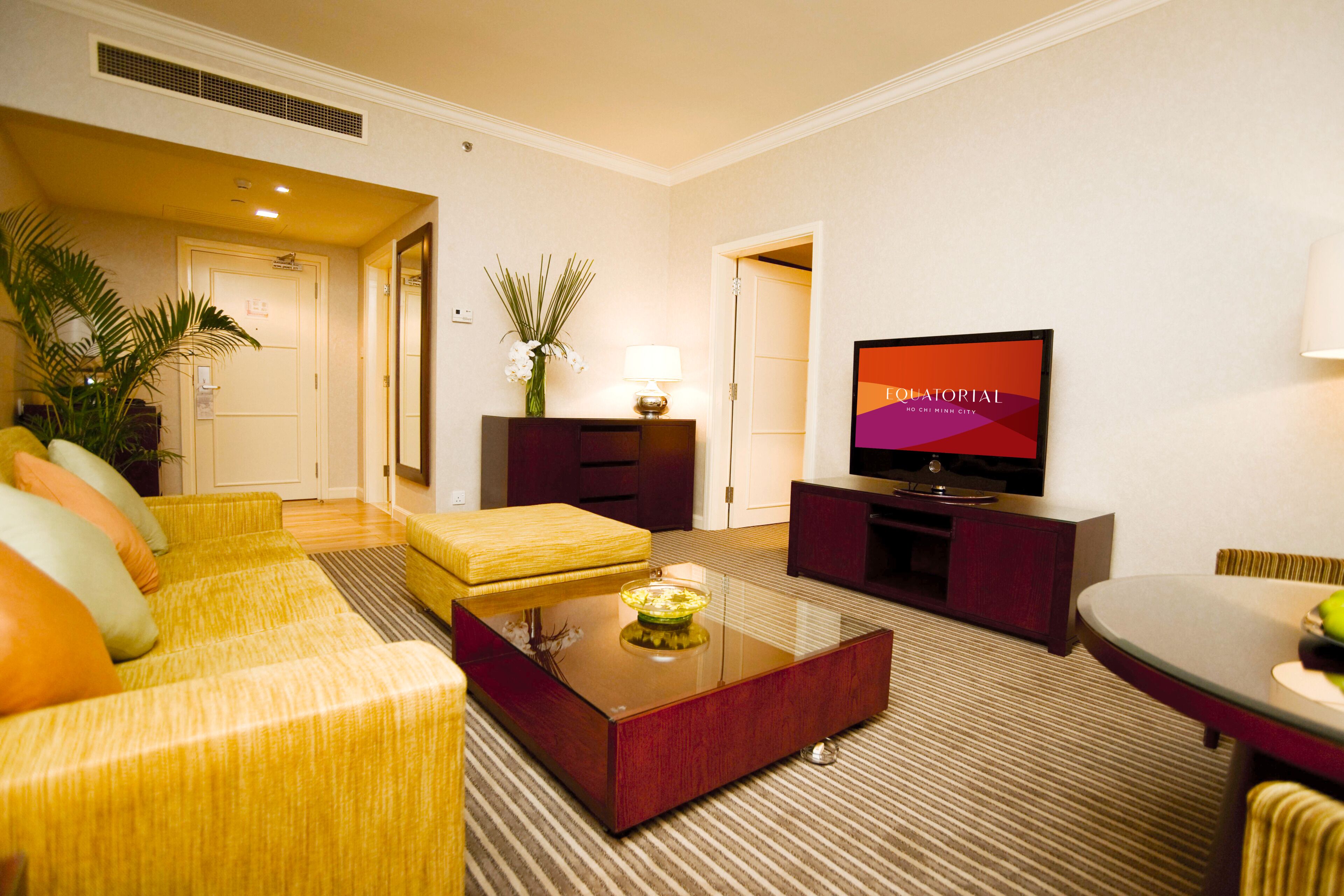 Executive Suite, 1 King Bed | Minibar, in-room safe, individually furnished, desk